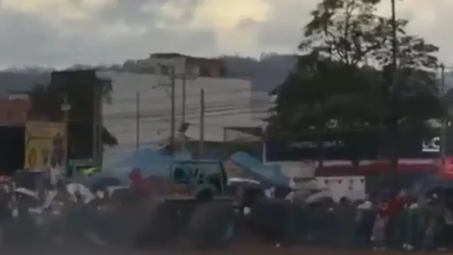 Βίντεο σοκ: Τραγωδία σε σόου με monster truck – Δύο νεκροί και δεκάδες τραυματίες όταν το όχημα έπεσε πάνω στο πλήθος!