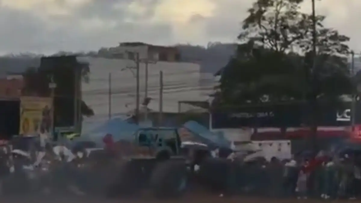 Βίντεο σοκ: Τραγωδία σε σόου με monster truck – Δύο νεκροί και δεκάδες τραυματίες όταν το όχημα έπεσε πάνω στο πλήθος!