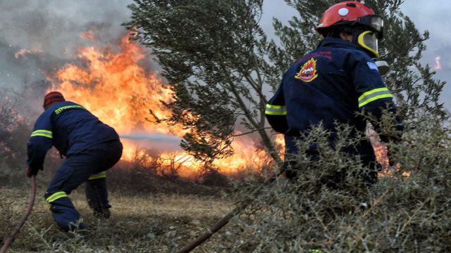 Πυρκαγιά σε εξέλιξη στον Ασπρόπυργο – Μάχη των πυροσβεστών με τις φλόγες