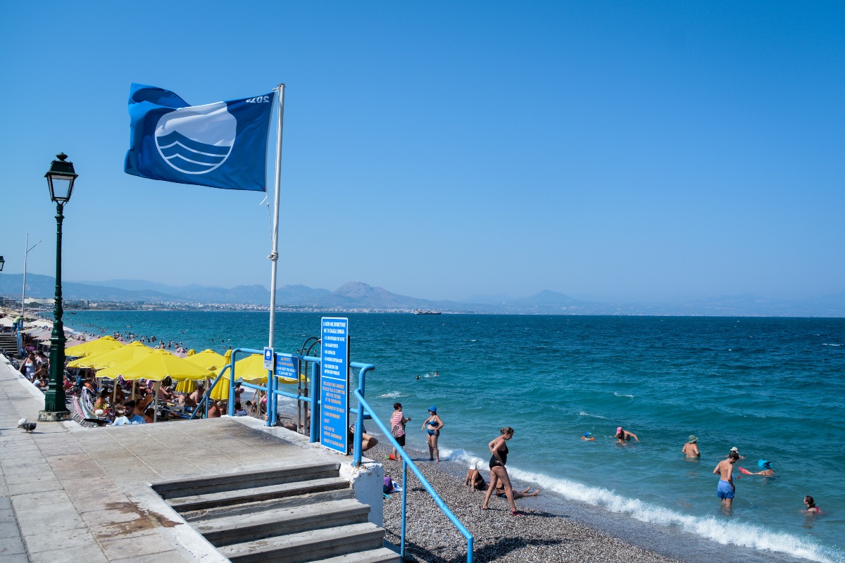 Γαλάζιες Σημαίες 2026: Η Ελλάδα «σάρωσε» ξανά – Οι 624 παραλίες που ξεχώρισαν