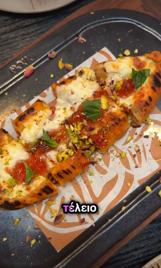 Tο πεϊνιρλί με πέστο φιστικιού, burrata, ντοματίνια