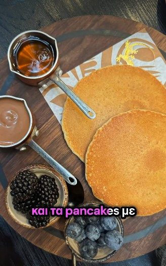 Tα pancakes με πραλίνα σοκολάτας, σιρόπι σφενδάμου και μούρα