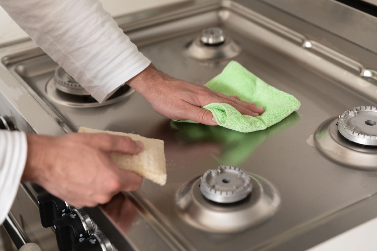 Το απόλυτο cleaning hack για την κουζίνα κρύβεται στην εργαλειοθήκη σας