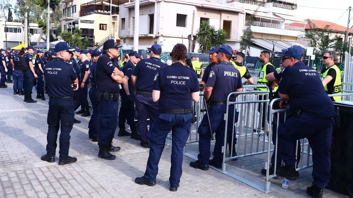 Final four: Ισχυρές αστυνομικές δυνάμεις πραγματοποιούν αυστηρούς ελέγχους στις πύλες εισόδου του ΟΑΚΑ για την προστασία των φιλάθλων.