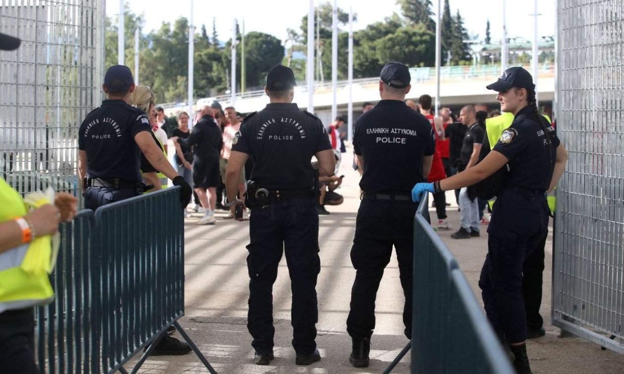 Ένταση έξω από το Telekom Center με οπαδούς που εκπροσωπεί ο Ολυμπιακός να επιχειρούν να εισέλθουν χωρίς εισιτήριο.