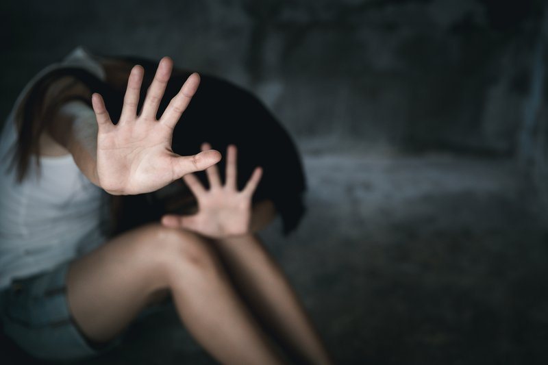 Έντονες διαμαρτυρίες από οργανώσεις προστασίας των δικαιωμάτων των γυναικών, καθώς η Βρετανία έρχεται αντιμέτωπη με τις σοβαρές ελλείψεις του δικαστικού της συστήματος.