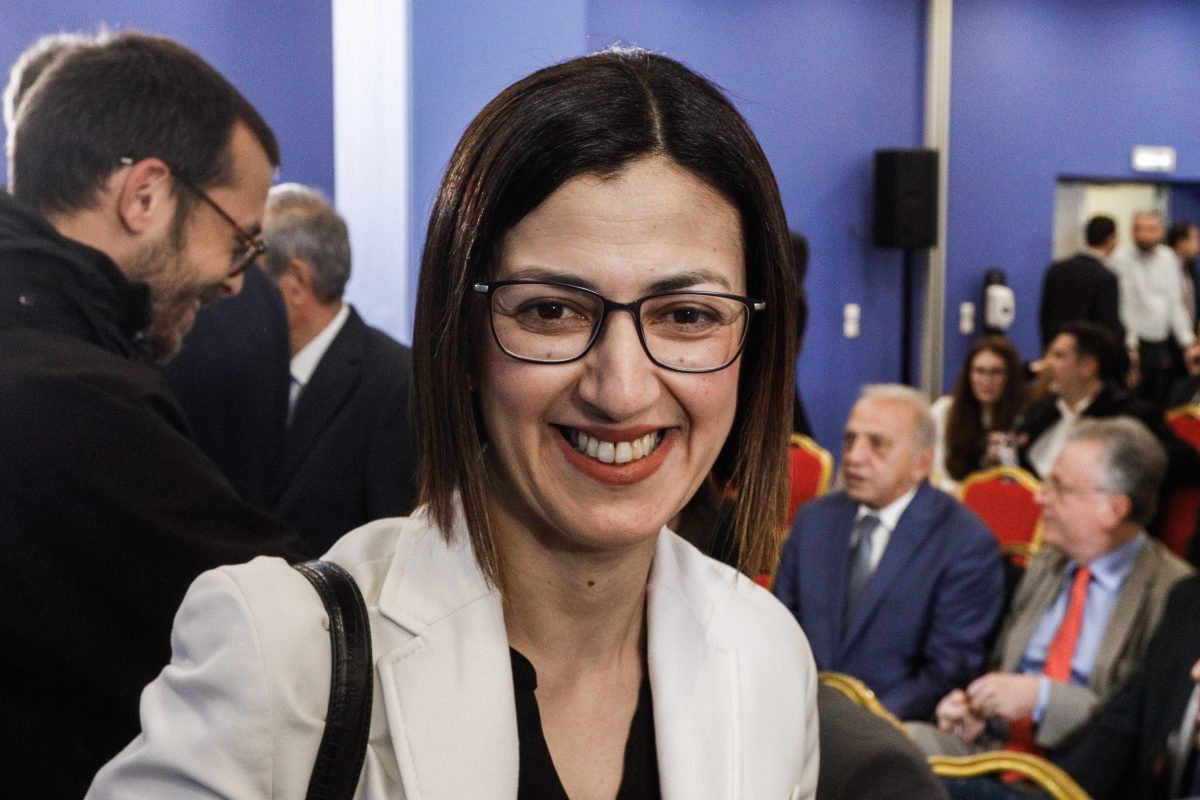 Η αναπληρώτρια υπουργός Υγείας μεταφέρθηκε προληπτικά στο νοσοκομείο μετά από ξαφνικό επεισόδιο δυσφορίας στο κοινοβούλιο.