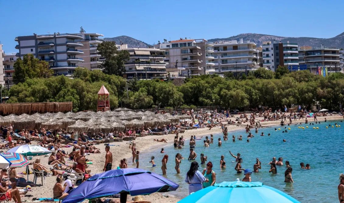 «Βούλιαξαν» οι παραλίες της Αττικής
