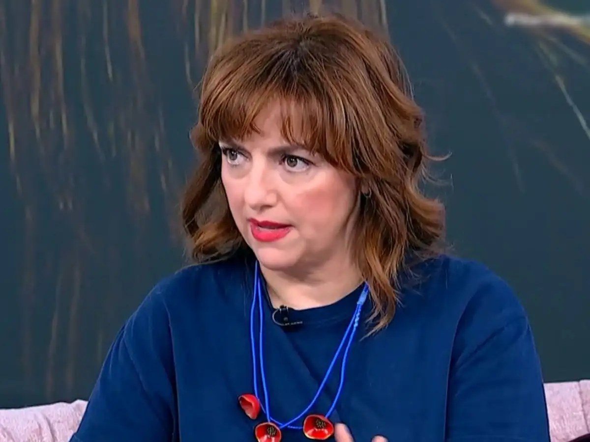 Η Αλίνα Κωτσοβούλου θυμάται με χιούμορ τις «σκηνές ελληνικής ταινίας» και τους καλοθελητές που μετέτρεψαν μια παρεξήγηση σε οριστικό χωρισμό.