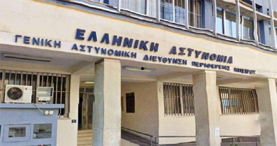 Στην Εισαγγελία ο Αυστραλός υπήκοος για την επίμονη παρακολούθηση ανηλίκων και την παράνομη παραμονή.