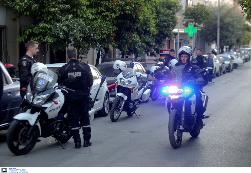 Σοβαρά επεισόδια με τραυματισμούς αστυνομικών και καταστροφές περιπολικού μετά από άρνηση οδηγού να σταματήσει σε έλεγχο.