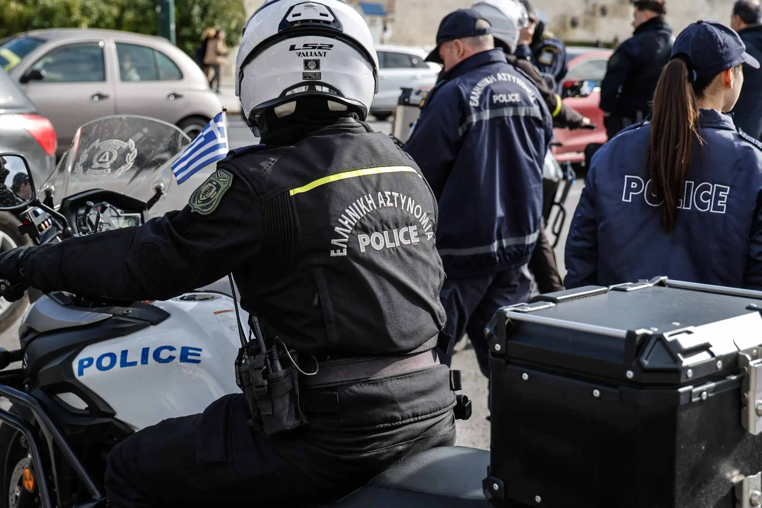 Η Ελληνική Αστυνομία προχώρησε στη σύλληψη άνδρα στο κέντρο στην Αθήνα, μετά από έναν αιματηρό καυγά στη μέση του δρόμου