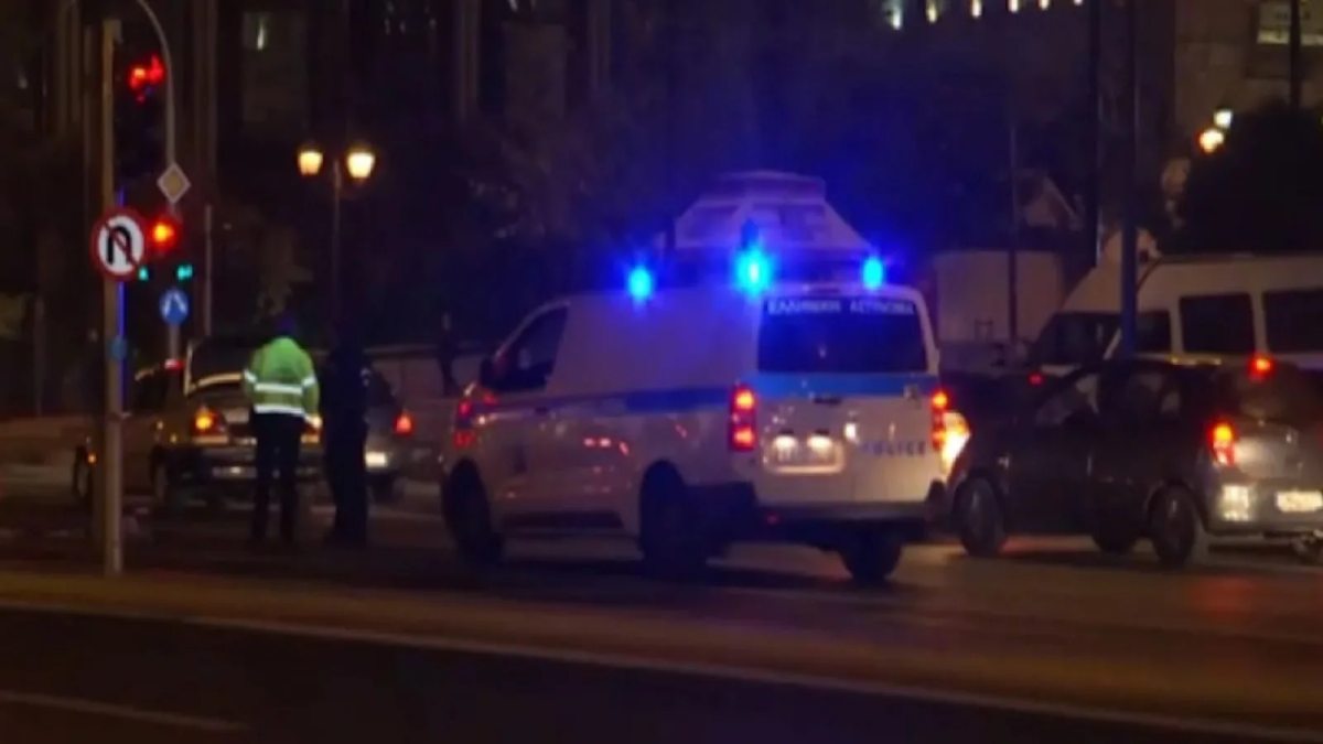 Τρόμος στο κέντρο της Αθήνας: Τους έσφιγγε με τη ζώνη στον λαιμό και τους έπνιγε – Αναζητείται ο συνεργός του