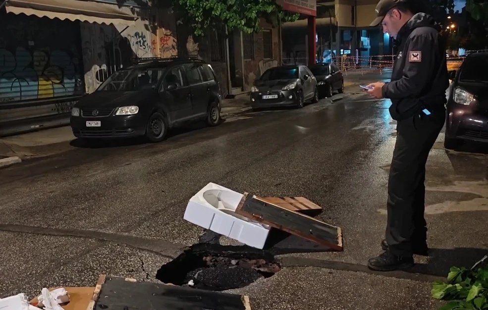 Αθήνα: Συναγερμός στο Μεταξουργείο μετά την ξαφνική υποχώρηση του εδάφους και τον πλήρη αποκλεισμό της οδού Θερμοπυλών.