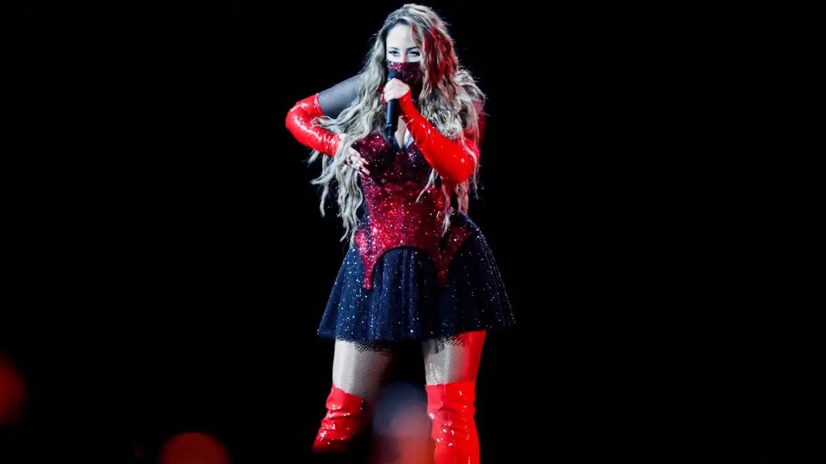 Eurovision: Μεγάλη αναστάτωση και αγωνία προκαλεί η ξαφνική απώλεια φωνής της εκπροσώπου της Σουηδίας λίγα εικοσιτετράωρα πριν από τον τελικό.