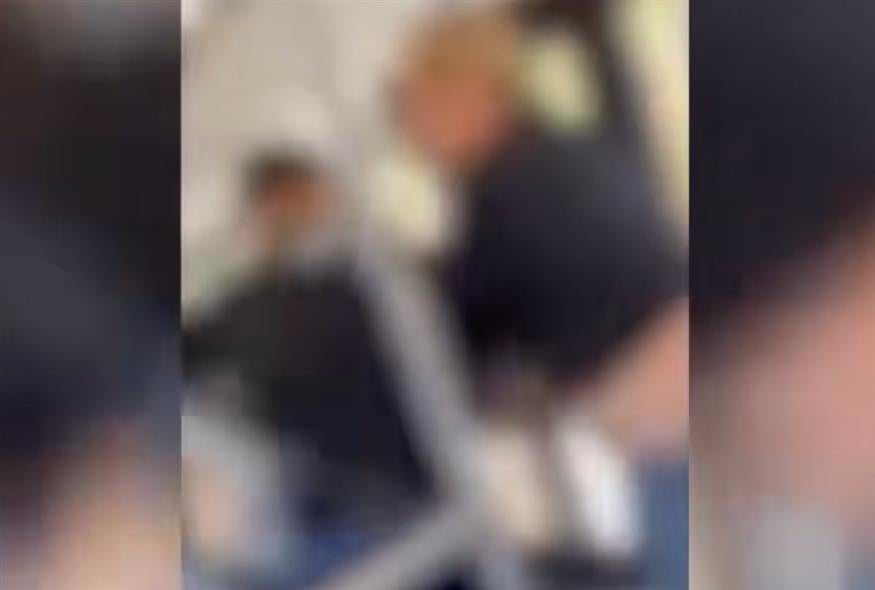 Έντονος προβληματισμός επικρατεί στην Ιταλία μετά τη δημοσιοποίηση του βίντεο με την επίθεση οδηγού σε ανήλικο με αναπηρία.