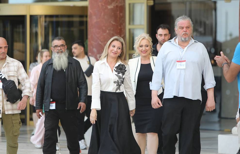Η πρόεδρος του νέου πολιτικού φορέα κατά την άφιξή της στον κινηματογράφο «Ολύμπιον» για την προγραμματισμένη ομιλία της.