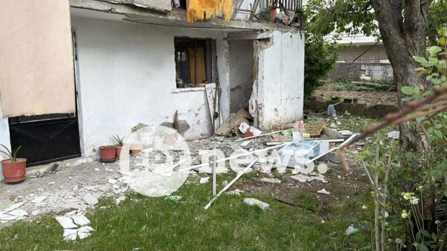 Σοκαρισμένη η Καστοριά από την ισχυρή έκρηξη σε σπίτι στους Μανιάκους που οδήγησε στον τραυματισμό ενός 15χρονου.