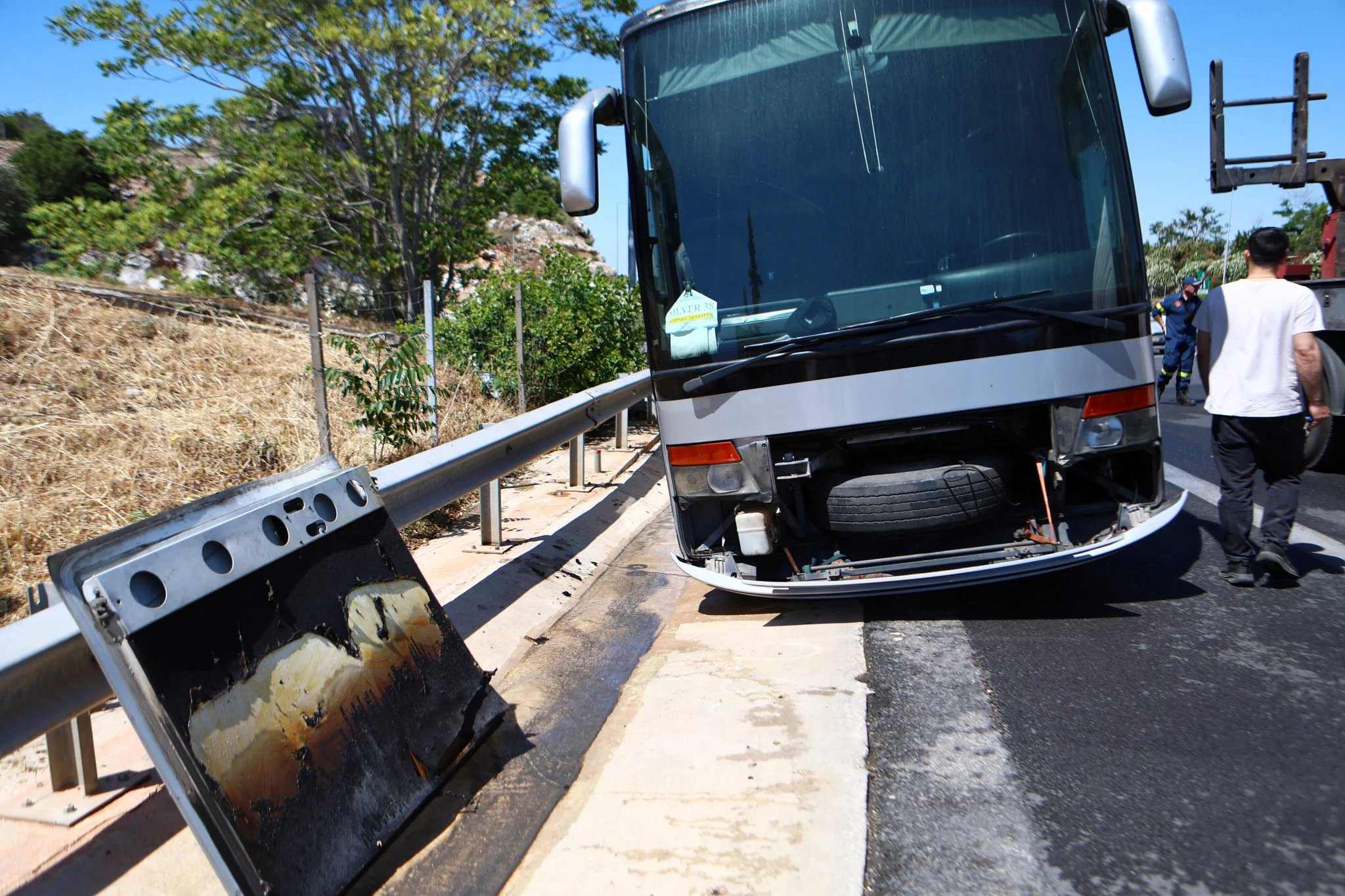Μεγάλη κινητοποίηση των αρχών το πρωί του Σαββάτου στην Περιφερειακή Υμηττού, μετά από ξαφνική φωτιά που εκδηλώθηκε σε λεωφορείο