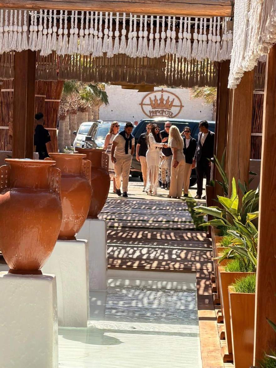 Στιγμές χαλάρωσης σε κοσμικό beach bar του νησιού για την Κίμπερλι Γκίλφοϊλ και τον επιχειρηματία Κρις Μαραφάτσο.