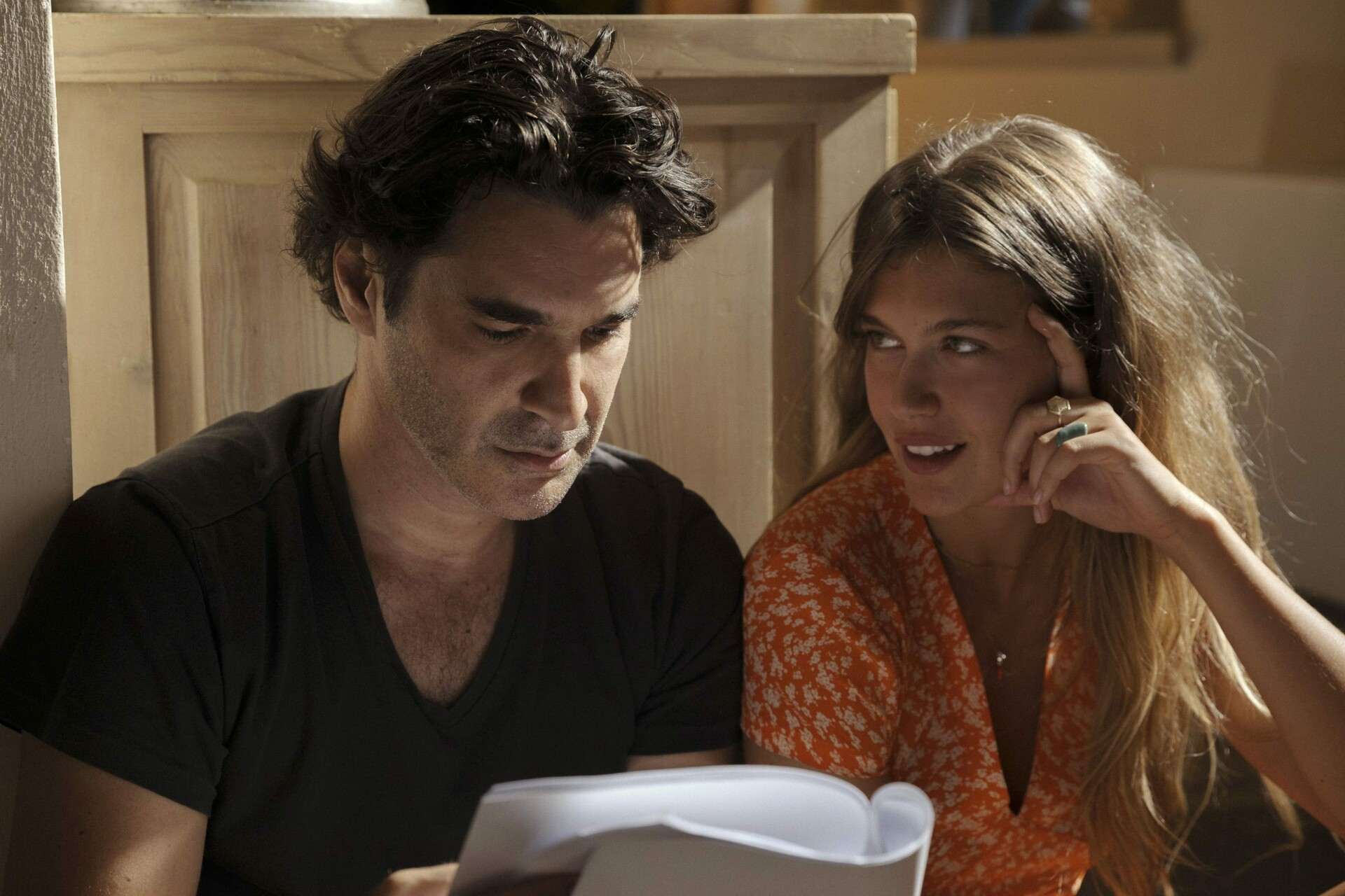 Η εντυπωσιακή Κλέλια Ανδριολάτου ποζάρει στον φακό του Κοσμά Κουμαριανού με φόντο τα καταγάλανα νερά του Ιονίου.