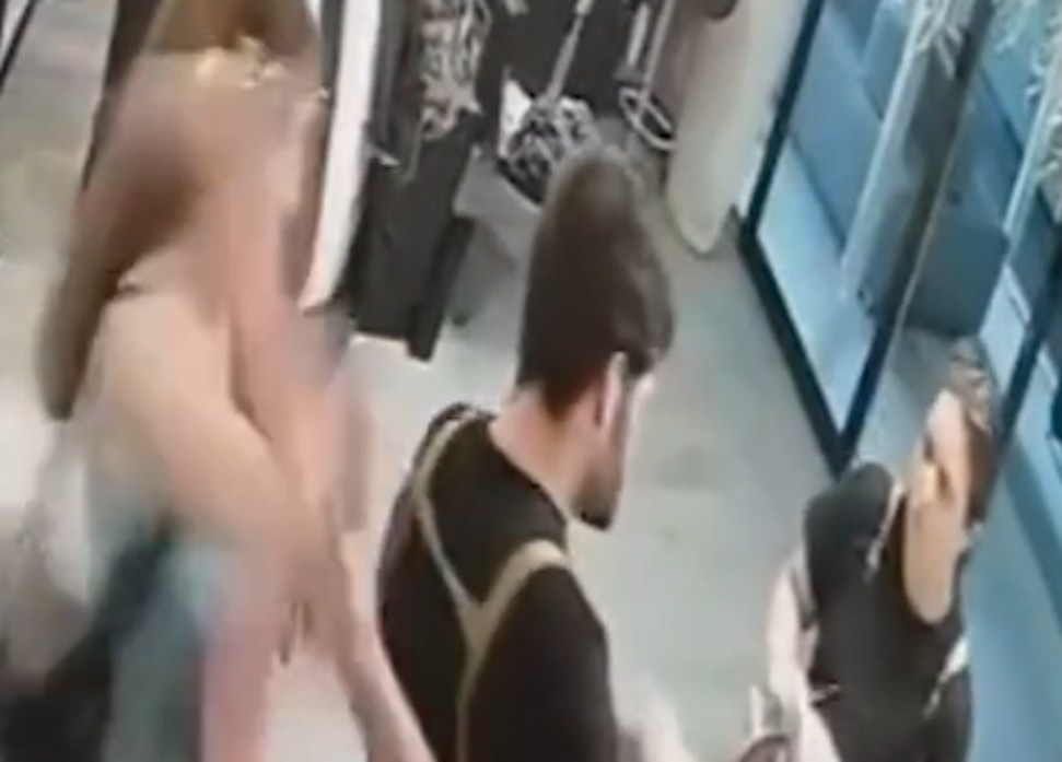 Η σοκαριστική στιγμή της επίθεσης με μαχαίρι σε κομμωτήριο του Σάο Πάολο από πελάτισσα που εξοργίστηκε για το αποτέλεσμα του κουρέματός της.