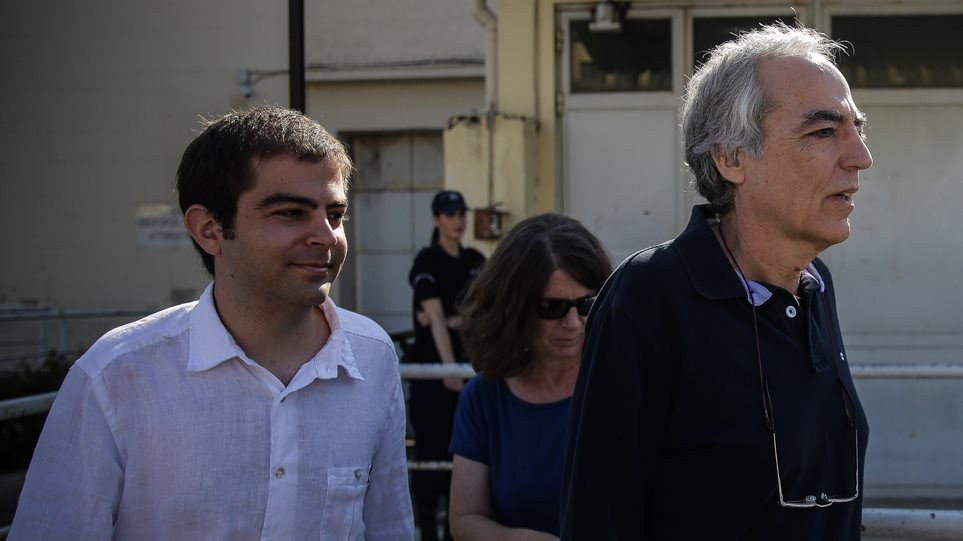 Ο Έκτορας Κουφοντίνας καταγγέλλει δημόσια τον Αλέξη Τσίπρα για «κλοπή» της ιδέας του σχετικά με το όνομα του νέου του κόμματος.