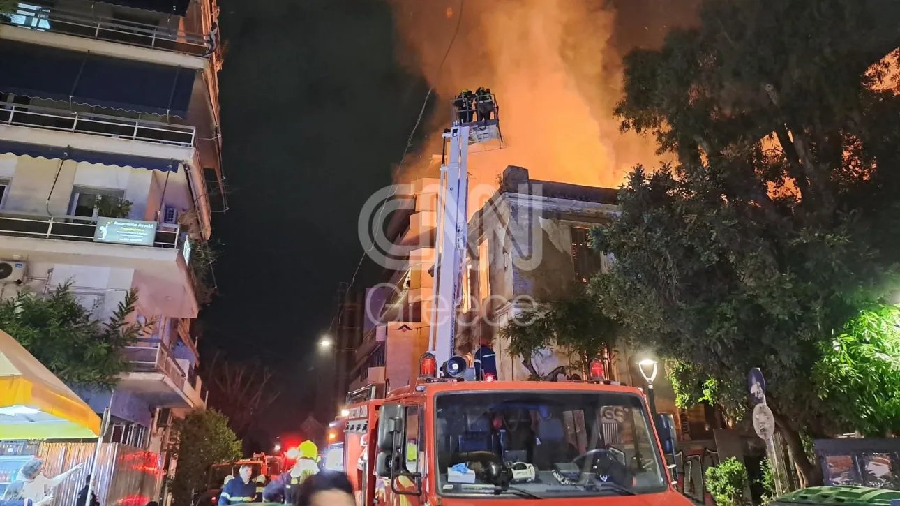 Αθήνα: Ισχυρές δυνάμεις της Πυροσβεστικής έσπευσαν στην οδό Φαλήρου για την κατάσβεση της φωτιάς σε εγκαταλελειμμένο κτήριο.