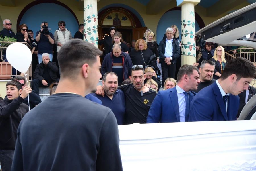 Η θλίψη των συμμαθητών του 13χρονου συγκλόνισε την Ηλεία, καθώς αποχαιρέτησαν τον φίλο τους με λευκά μπαλόνια.