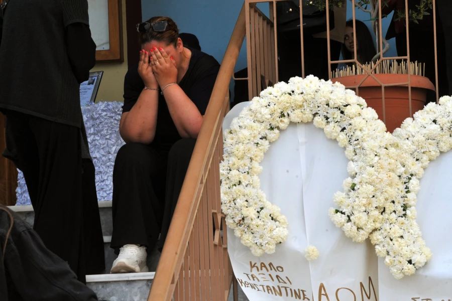 Η θλίψη των συμμαθητών του 13χρονου συγκλόνισε την Ηλεία, καθώς αποχαιρέτησαν τον φίλο τους με λευκά μπαλόνια.