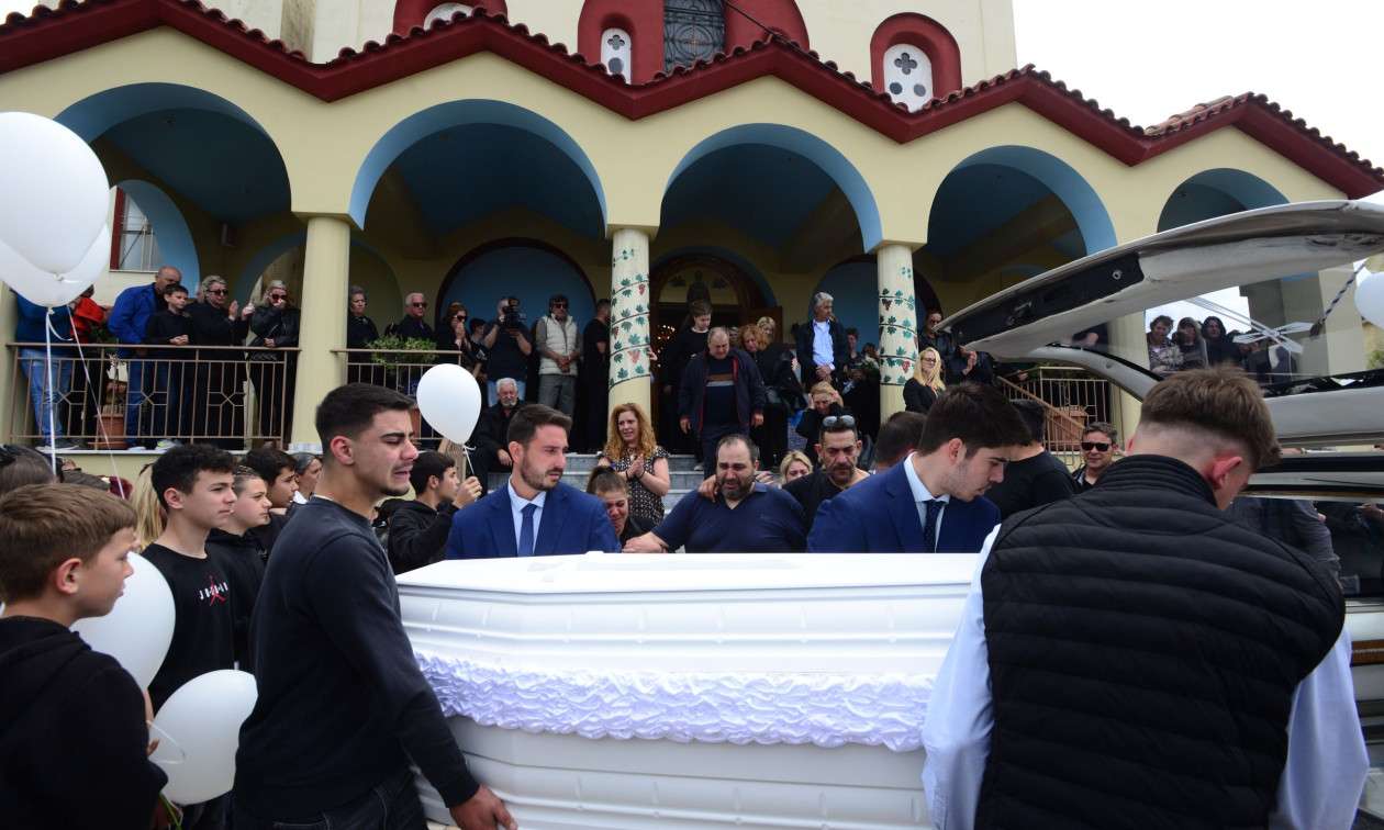 Η θλίψη των συμμαθητών του 13χρονου συγκλόνισε την Ηλεία, καθώς αποχαιρέτησαν τον φίλο τους με λευκά μπαλόνια.
