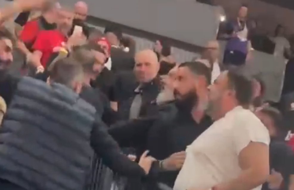 Στα άκρα έφτασε η ένταση στο VIP section πριν το ματς που δίνει ο Ολυμπιακός, με τη συμμετοχή και του Κώστα Καραπαπά στο επεισόδιο.