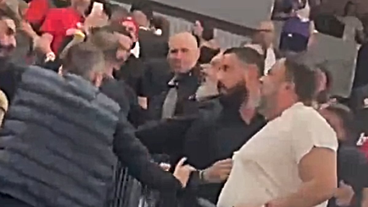 Άγριο επεισόδιο στα επίσημα του Telekom Center, όπου ο Ολυμπιακός διεκδικεί το ευρωπαϊκό τρόπαιο, ανάμεσα σε Βαγγέλη Μαρινάκη και Γρηγόρη Δημητριάδη.