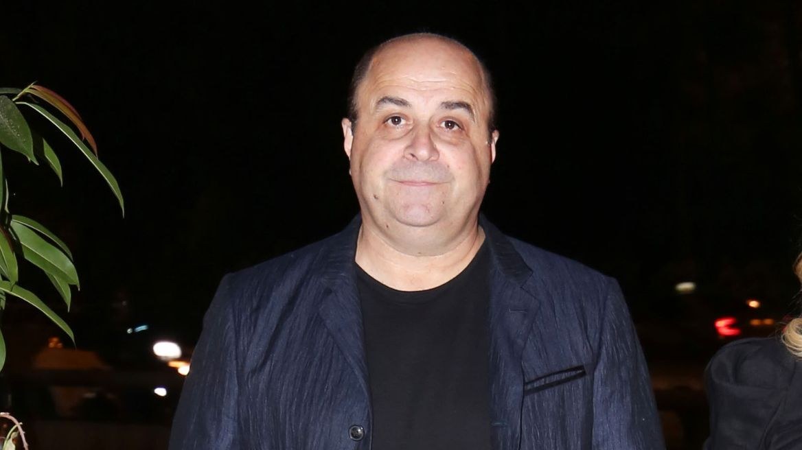 Ο Μάρκος Σεφερλής στρέφεται νομικά κατά του επί 40 χρόνια παιδικού του φίλου και κουμπάρου για υπεξαίρεση μαμούθ από την εταιρεία παραγωγής του.