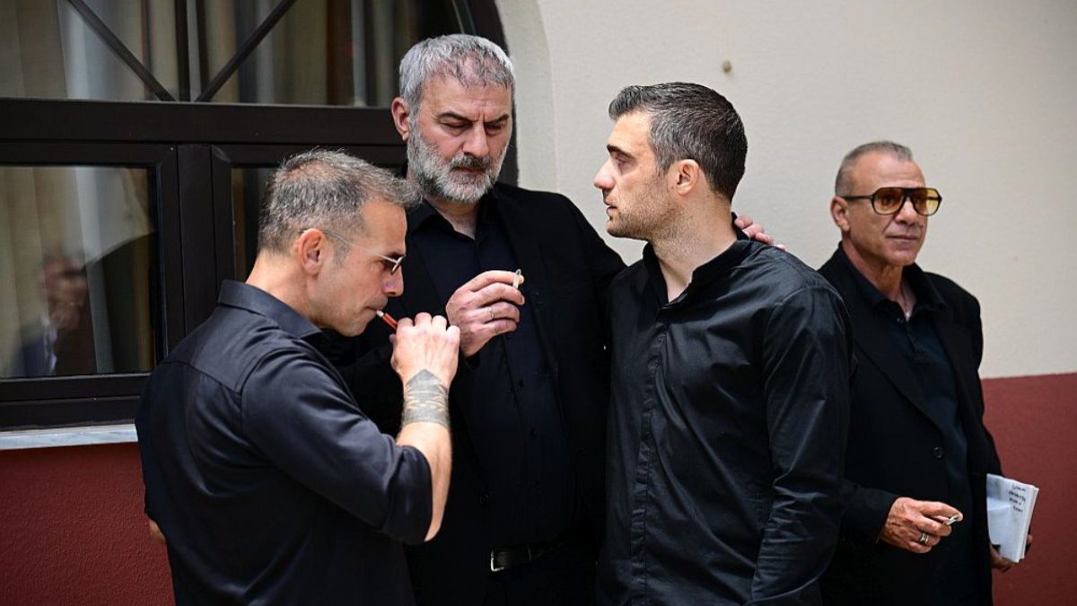Κηδεία Μαστροκώστα: Το ελληνικό ποδόσφαιρο και η showbiz στο πλευρό του Δέλλα