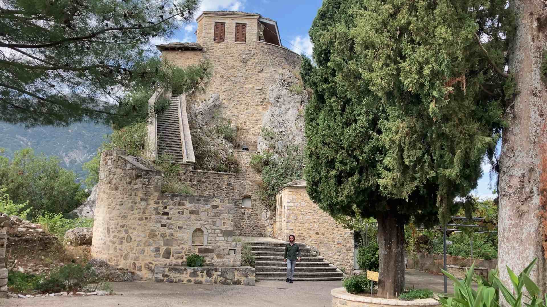 Η εντυπωσιακή Μονή του Αγίου Μηνά στο Κοκκινολιθάρι αποτελεί ένα αρχιτεκτονικό στολίδι της Ηπείρου που μοιάζει να αγγίζει τον ουρανό.
