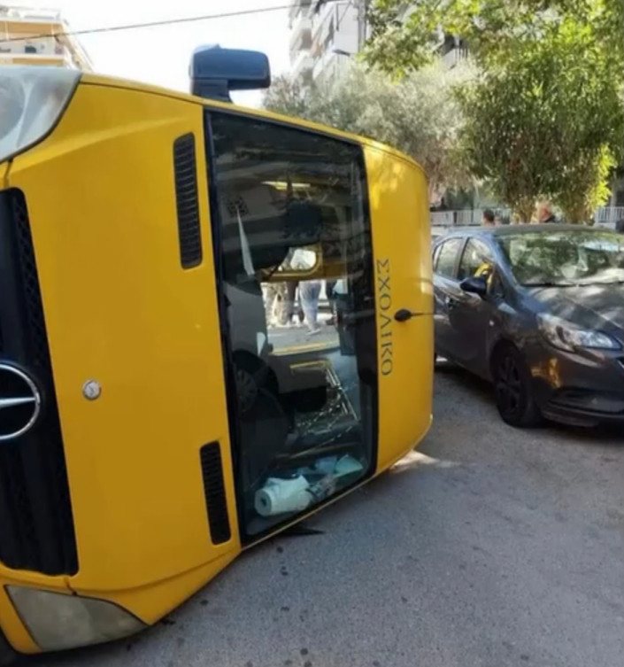 Η άμεση κινητοποίηση του ΕΚΑΒ και της αστυνομίας στο Παλαιό Φάληρο απέτρεψε τα χειρότερα μετά την ανατροπή του σχολικού οχήματος.