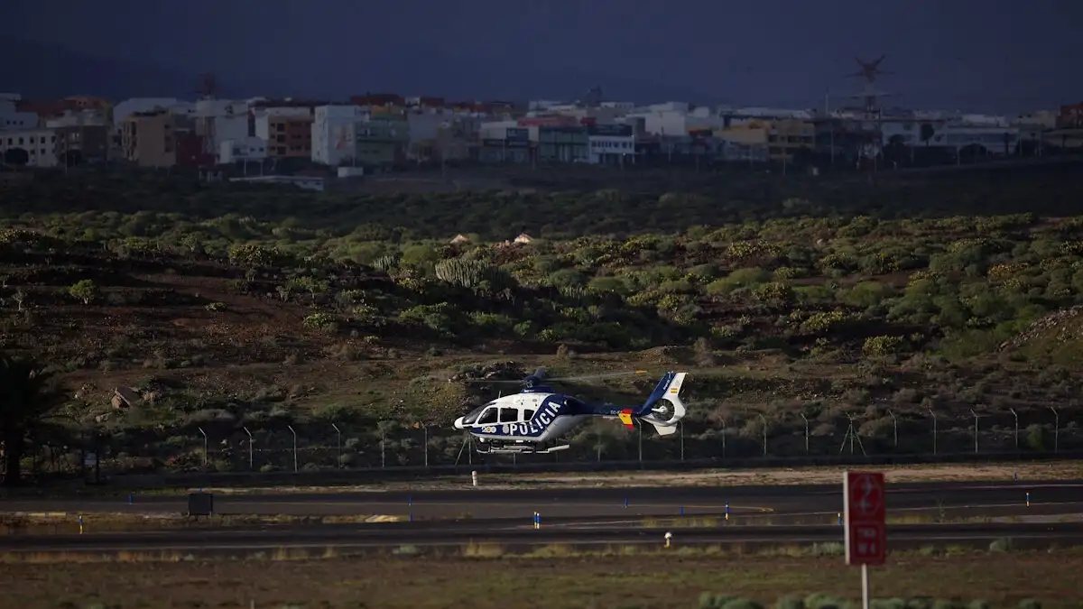 Τα δύο μικρά αγόρια εντοπίστηκαν από περαστικό οδηγό και φιλοξενήθηκαν προσωρινά από μια ντόπια οικογένεια πριν μεταφερθούν στο νοσοκομείο.