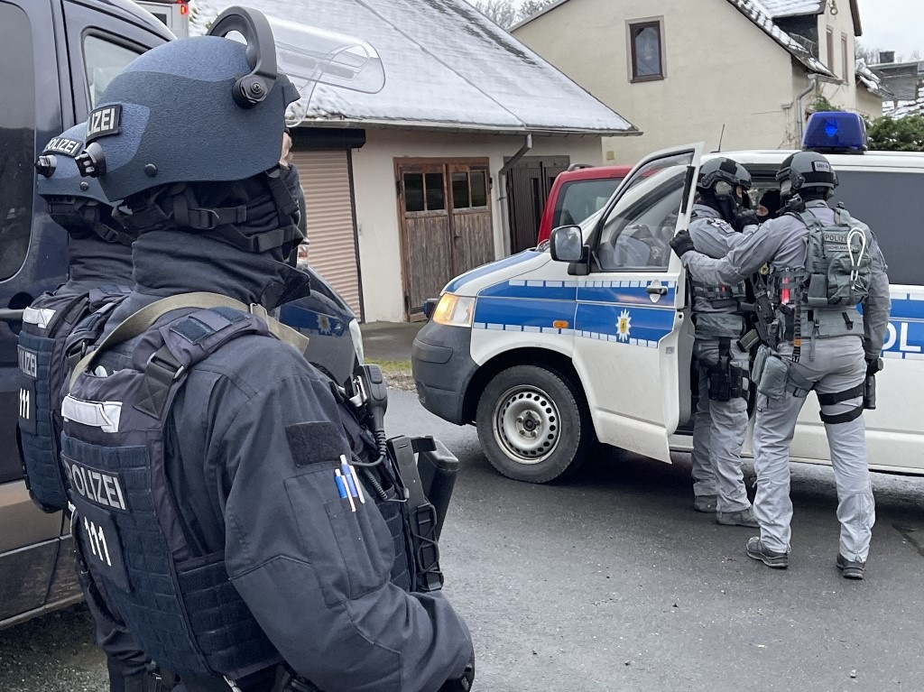 Σοκάρουν οι αποκαλύψεις για τη δράση του παιδιάτρου που συνελήφθη στη Γερμανία με κατηγορίες για 130 σεξουαλικά αδικήματα.