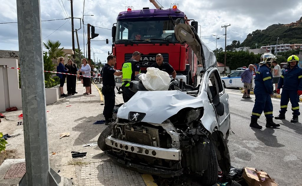 Το σημείο της σφοδρής μετωπικής σύγκρουσης όπου η μητέρα και η κόρη έχασαν ακαριαία τη ζωή τους λόγω της υπερβολικής ταχύτητας.