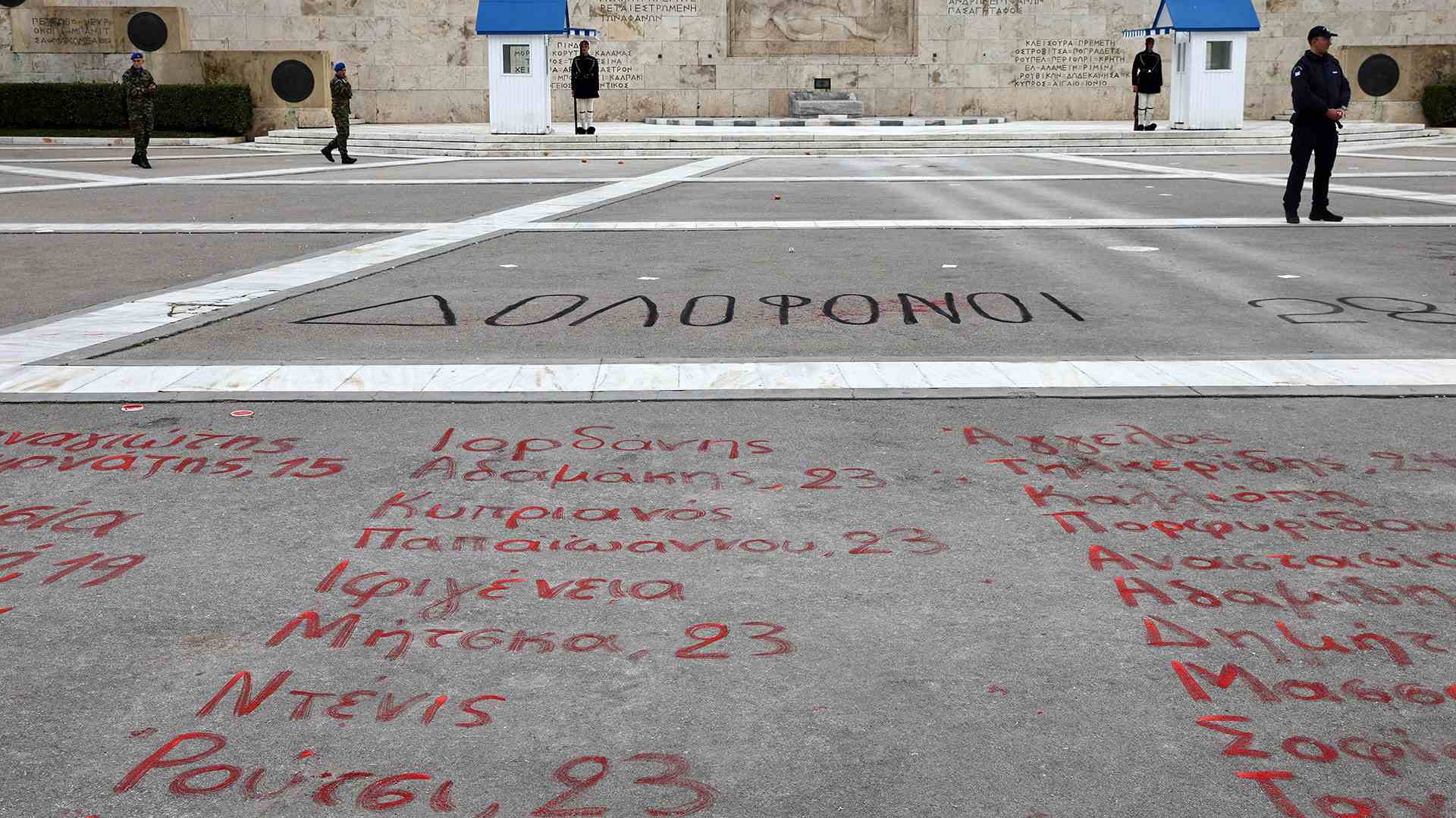 Την απομάκρυνση του μνημείου για τα Τέμπη από το Σύνταγμα ζήτησε ο Αχιλλέας Μπέος, προκαλώντας κύμα αντιδράσεων.