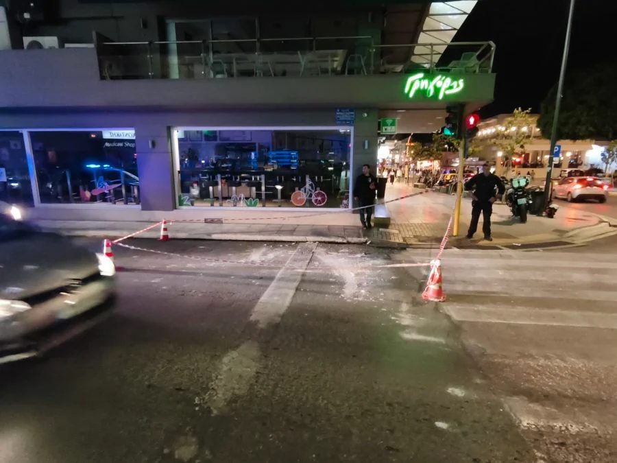 Στελέχη της αστυνομίας τοποθέτησαν ειδικές κορδέλες σήμανσης στην οδό Νικολάου Πλαστήρα στα Χανιά