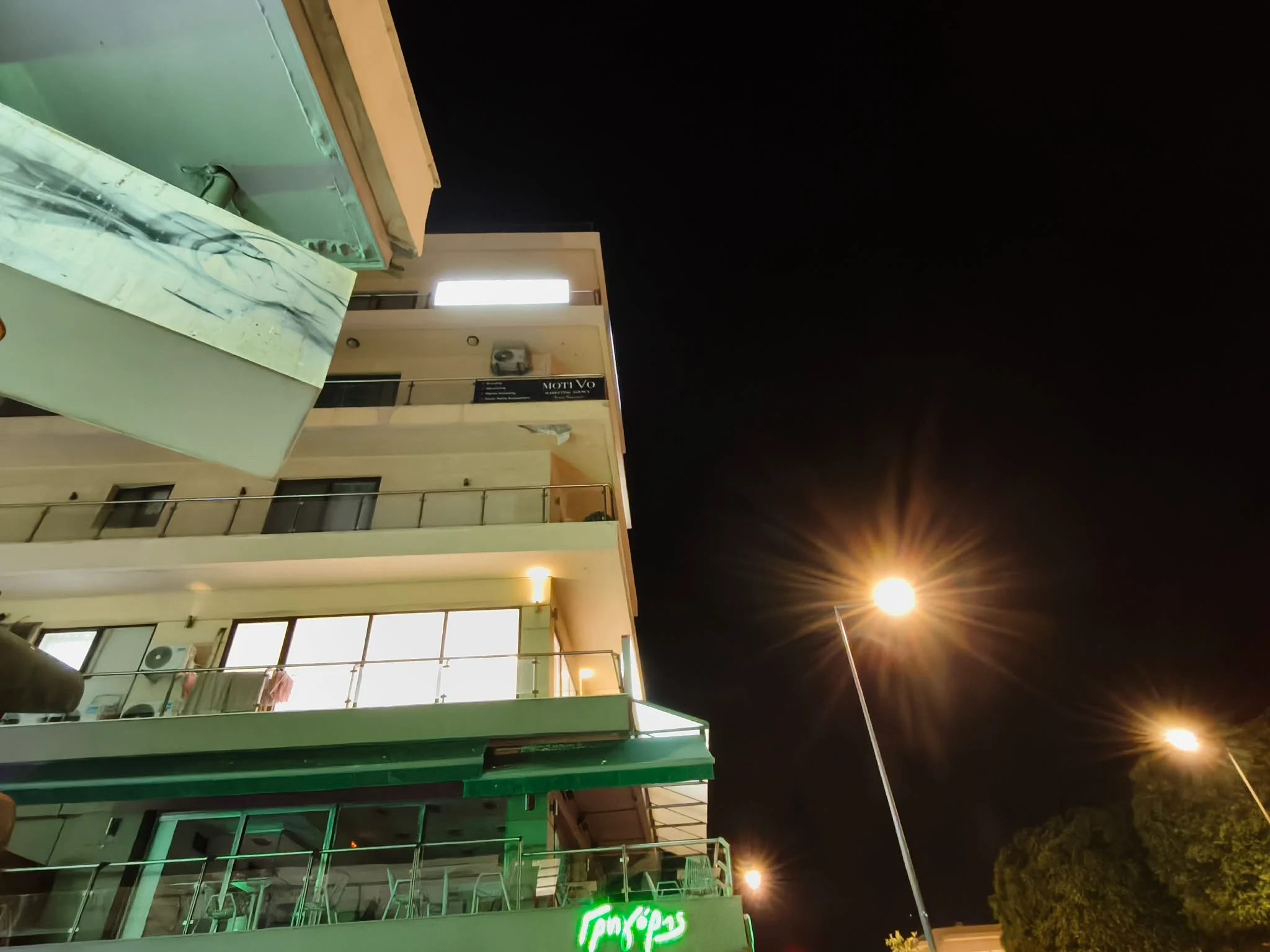 Στελέχη της αστυνομίας τοποθέτησαν ειδικές κορδέλες σήμανσης στην οδό Νικολάου Πλαστήρα στα Χανιά