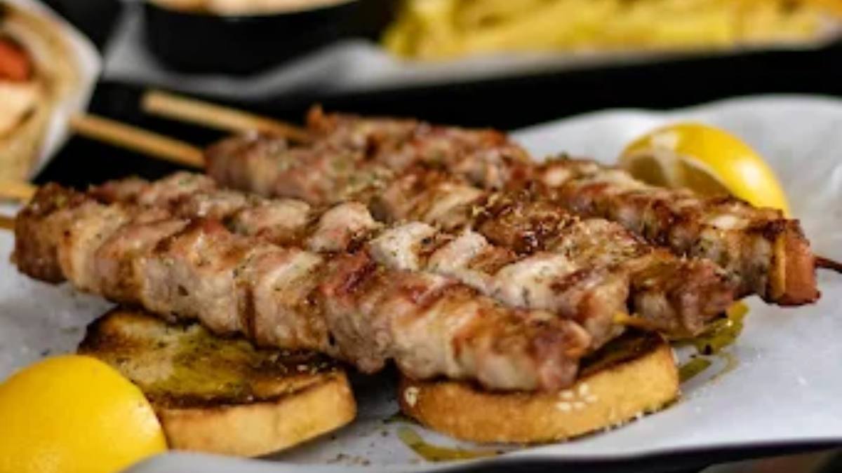 Το αγαπημένο φαγητό των Ελλήνων έγινε ακριβό: Οι νέες τιμές στο σουβλάκι