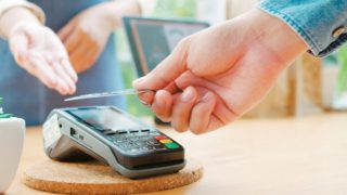 Νέο «σαφάρι» κατά των μετρητών: Υποχρεωτικές οι ηλεκτρονικές πληρωμές άνω των 500 ευρώ – Έρχονται βαριά πρόστιμα