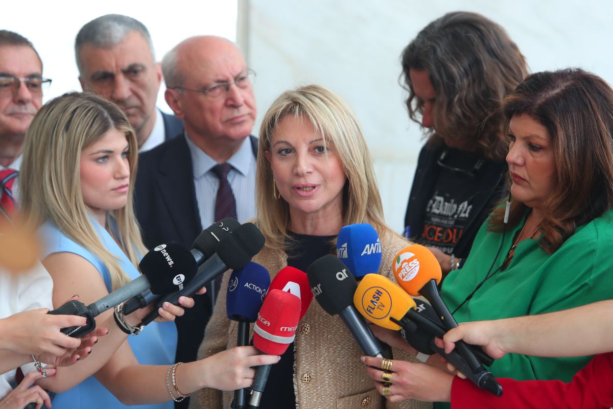 Η Καρυστιανού μπροστά στις κάμερες με την ιδρυτική διακήρυξη στα χέρια