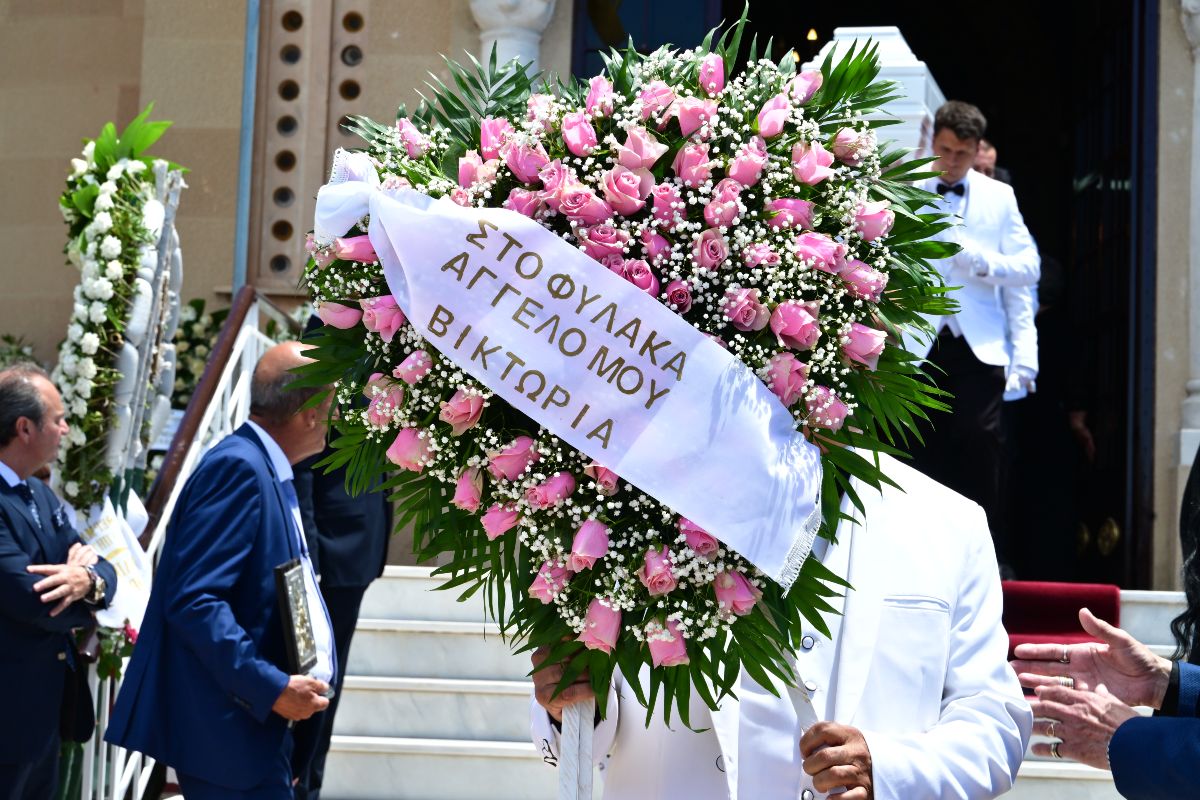 Θλίψη στην κηδεία της Γωγώς Μαστροκώστα – Τα λόγια που λύγισαν τους πάντες