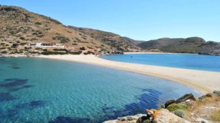 Το κρυμμένο «διαμάντι» των Κυκλάδων που πρέπει να δεις έστω μία φορά – Αυτή είναι η παραλία που κάθε καλοκαίρι γίνεται viral