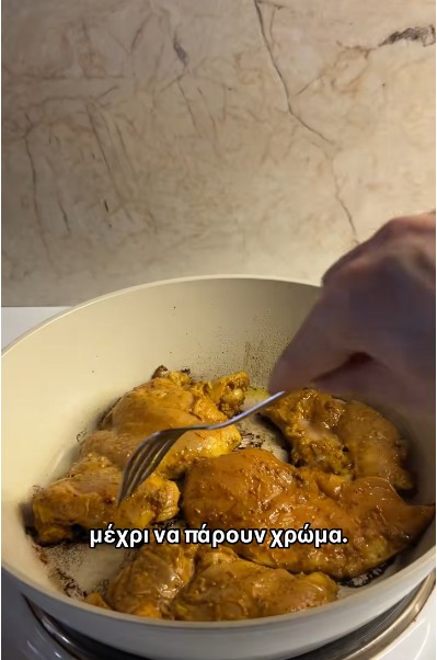 Θέλει πολύ καλό ψήσιμο και να απορροφήσει όλα τα ζουμιά το κοτόπουλο