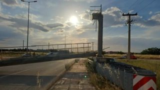 Σοβαρό τροχαίο στη Λάρισα: Φορτηγό ξήλωσε γέφυρα – Δίνει μάχη για την ζωή του ο οδηγός, σοκαριστικές εικόνες